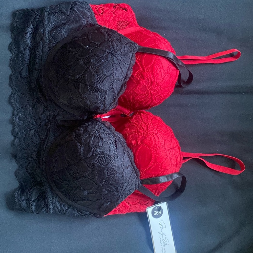 Marilyn Monroe Women’s 2pk Red & Black Push Up Bras